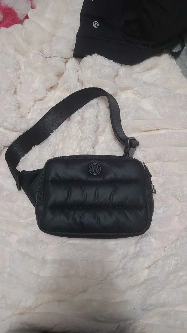 lululemon strap bag image indicator(2)