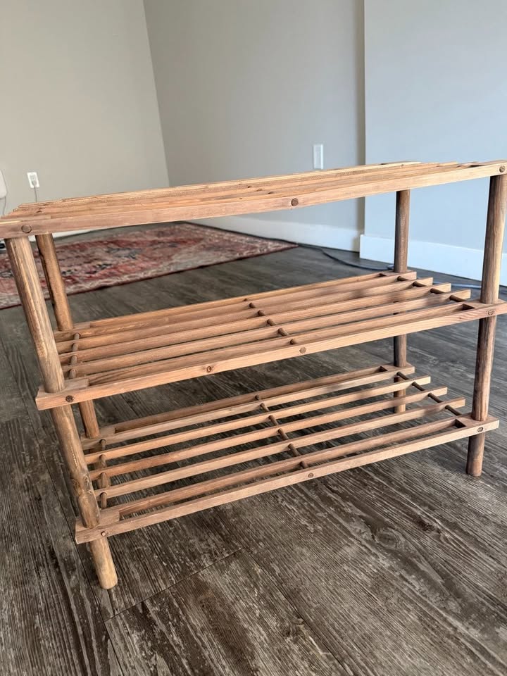 Wooden Shoe Rack / Small Shelf – Great Condition - photo 3