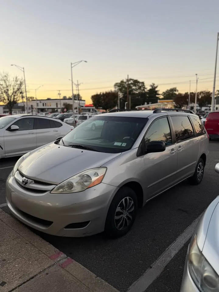 2010 Toyota Sienna · LE Minivan 4D image indicator(2)