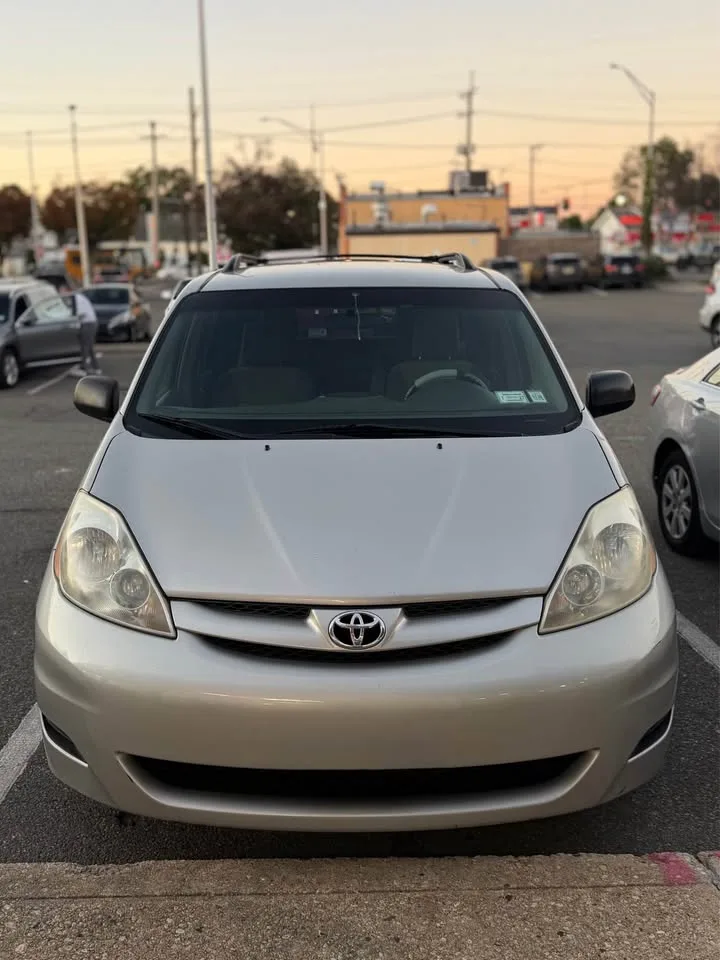 2010 Toyota Sienna · LE Minivan 4D image indicator(3)