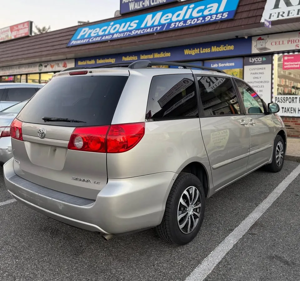 2010 Toyota Sienna · LE Minivan 4D image indicator(4)