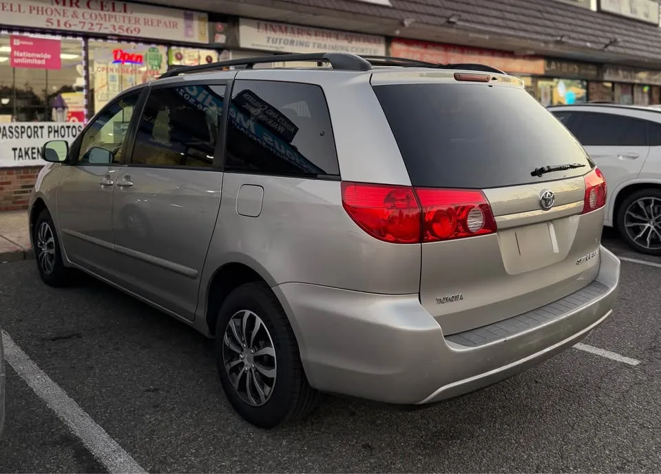 2010 Toyota Sienna · LE Minivan 4D image indicator(5)