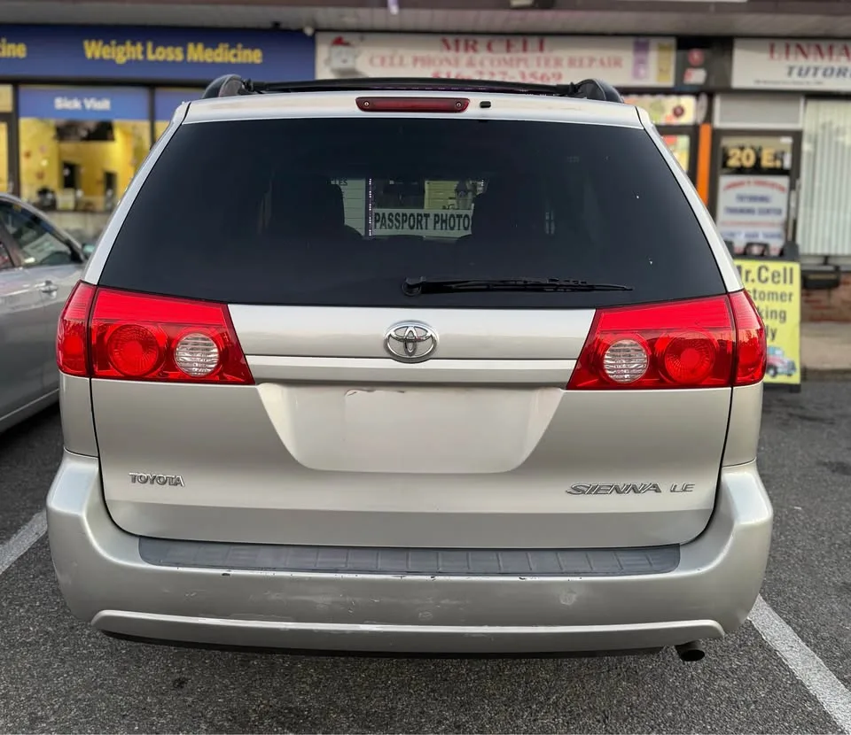 2010 Toyota Sienna · LE Minivan 4D image indicator(6)