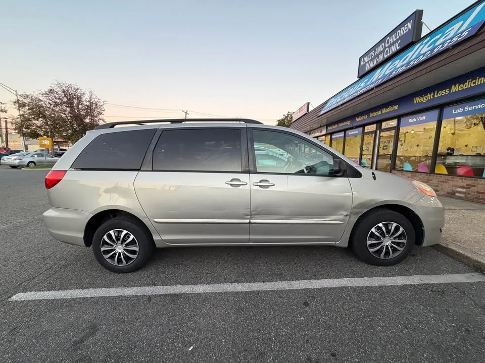 2010 Toyota Sienna · LE Minivan 4D image indicator(7)