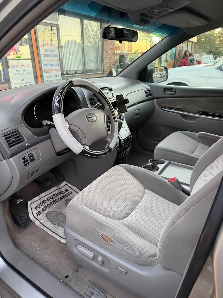 2010 Toyota Sienna · LE Minivan 4D image indicator(8)