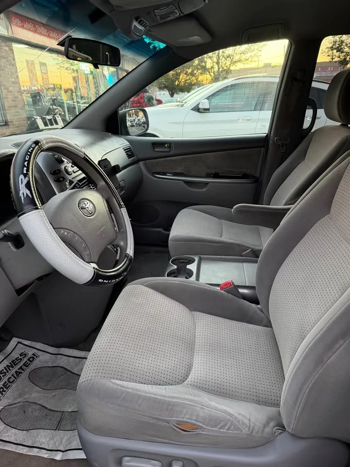 2010 Toyota Sienna · LE Minivan 4D image indicator(9)