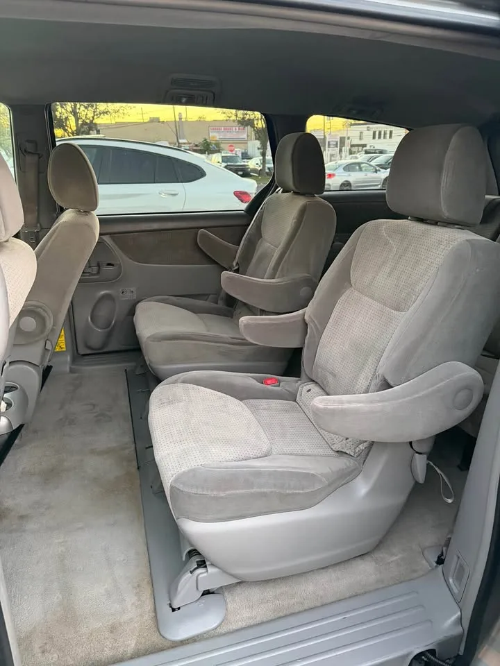 2010 Toyota Sienna · LE Minivan 4D image indicator(10)