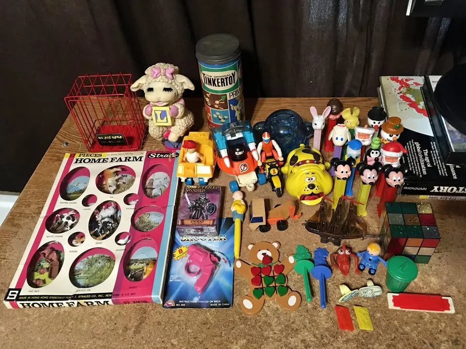 HUGE LOT OF VINTAGE TOYS TINKERTOYS PEZ LIL PLAYMATES