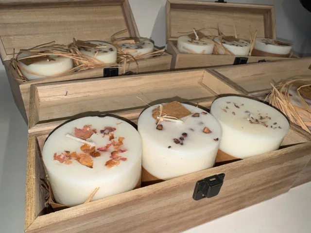 Assorted candles in wooden case set of 4 image indicator(2)