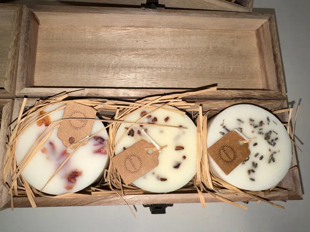 Assorted candles in wooden case set of 4 image indicator(3)