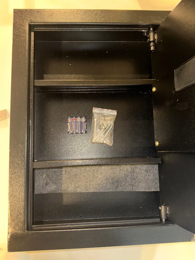 Lucky Guard Electronic Wall Safe (black) image indicator(3)