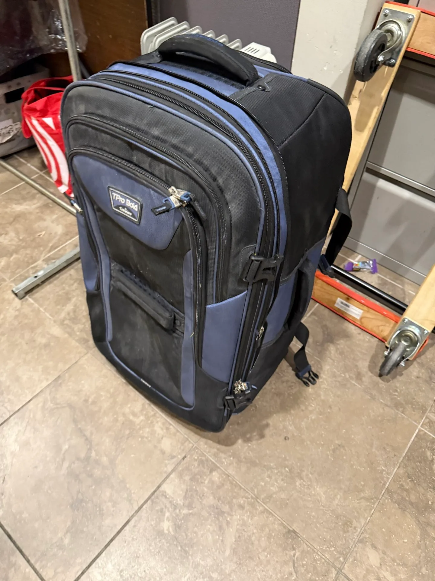 Brand New Large Samsonite Luggage thumbnail
