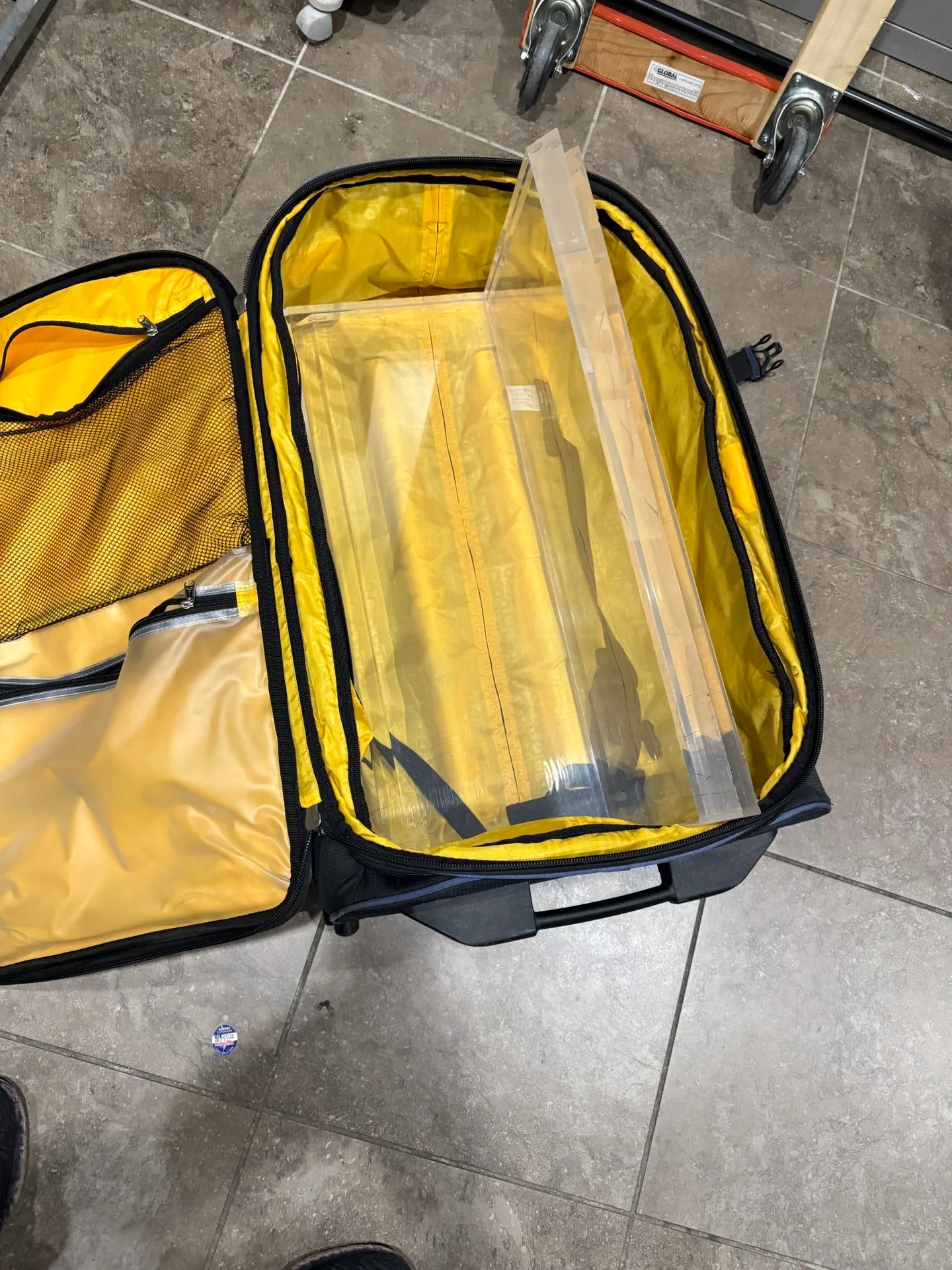 Brand New Large Samsonite Luggage image indicator(2)