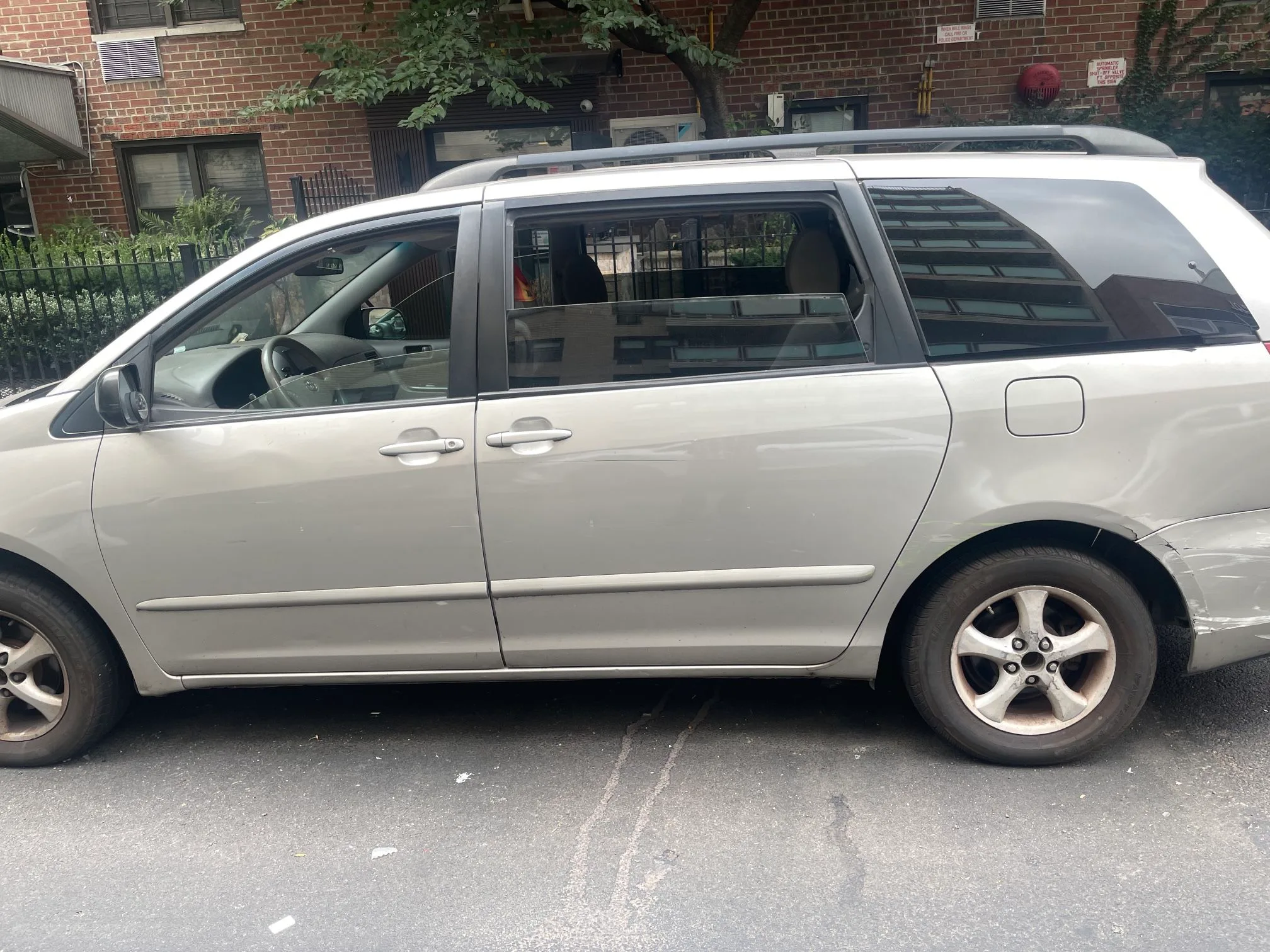 2010 Toyota Sienna image indicator(4)