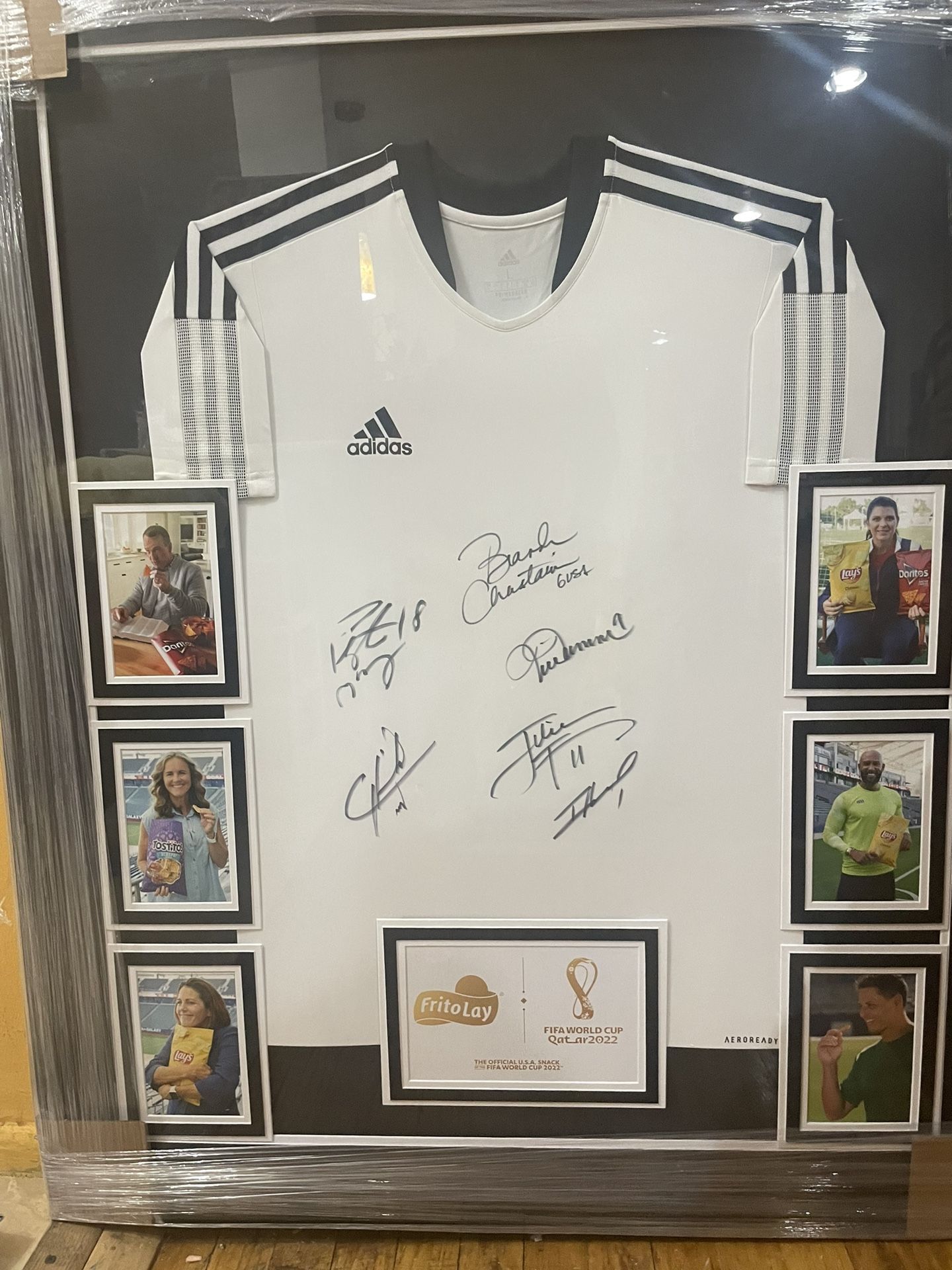 FIFA World Cup 2022 Frame With 6 Autographs - photo 2