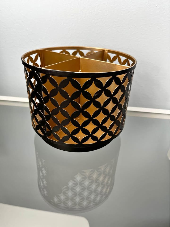 Desk organizer