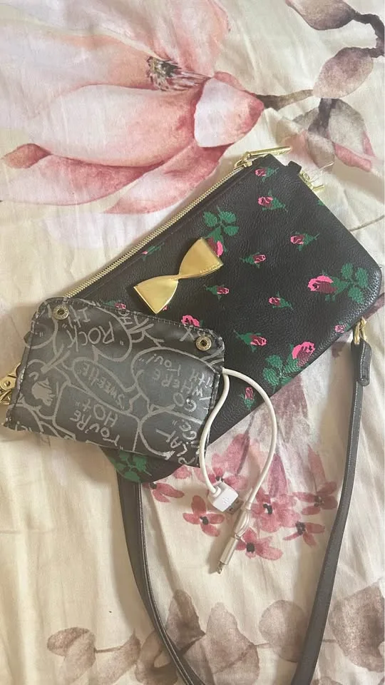 WINNERS Floral Purse with Phone Charger attached image indicator(2)