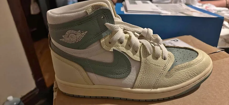 Air Jordan 1 women 8.5 thumbnail