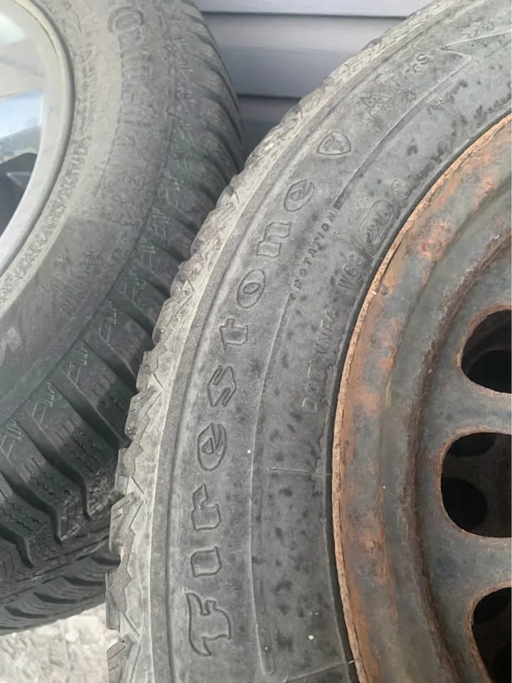 Set of 4 winters tire on rim image indicator(2)