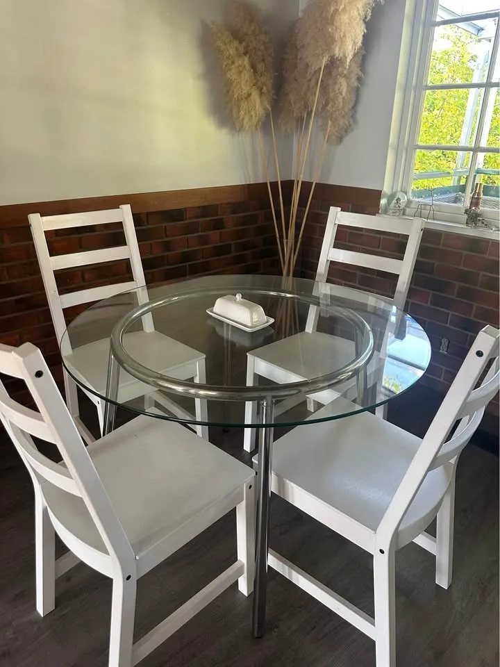 Dining table and chairs image indicator(2)