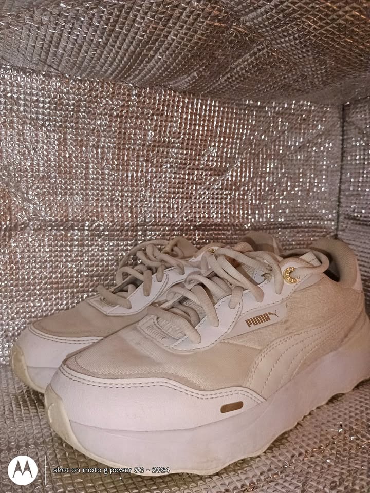 PUMA Women’s Platform Sneakers – Beige / Off-White – Size 7