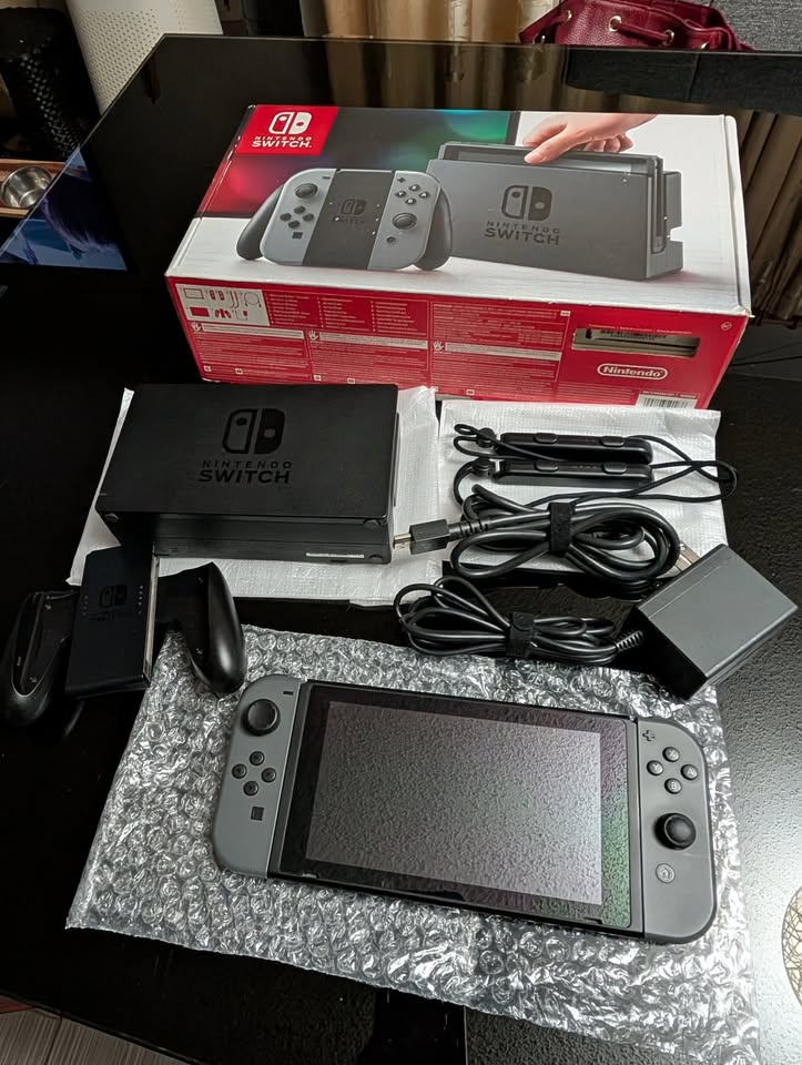 Switch 1 (like new) + Accessories + Animal Crossing - photo 2