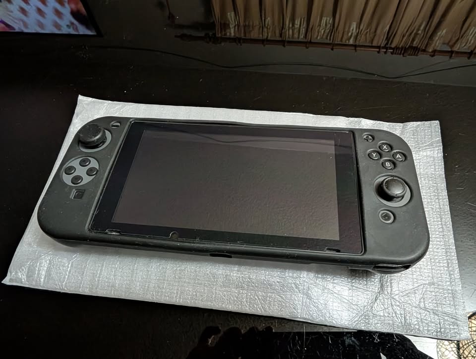 Switch 1 (like new) + Accessories + Animal Crossing - photo 3