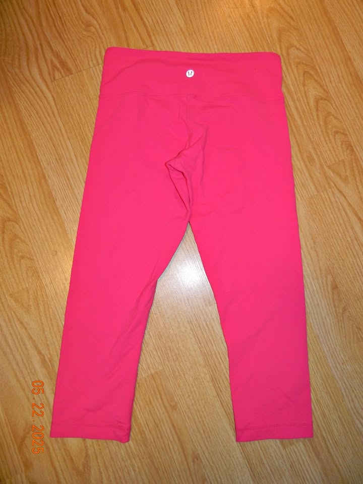 LULULEMON WUNDER UNDER CROP size 4...VGUC-EUC