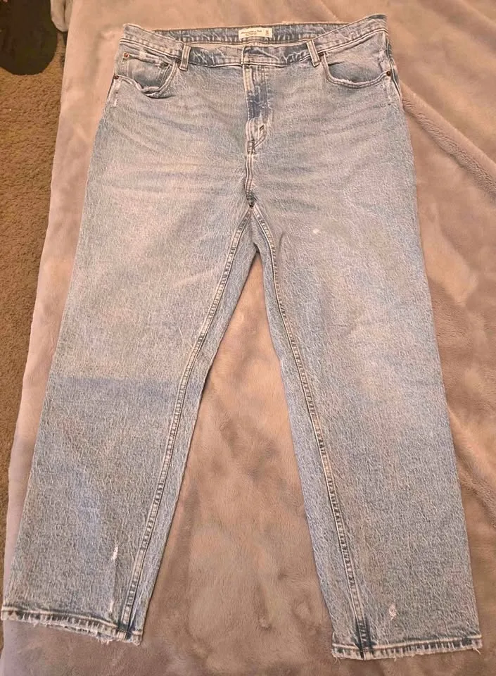 Abercrombie Ultra High Rise 90s Straight Leg Jean medium (light)