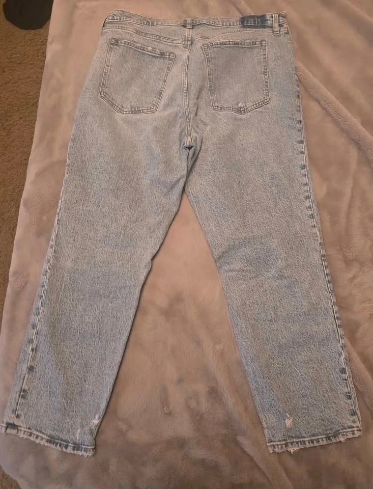 Abercrombie Ultra High Rise 90s Straight Leg Jean medium (light) image indicator(2)