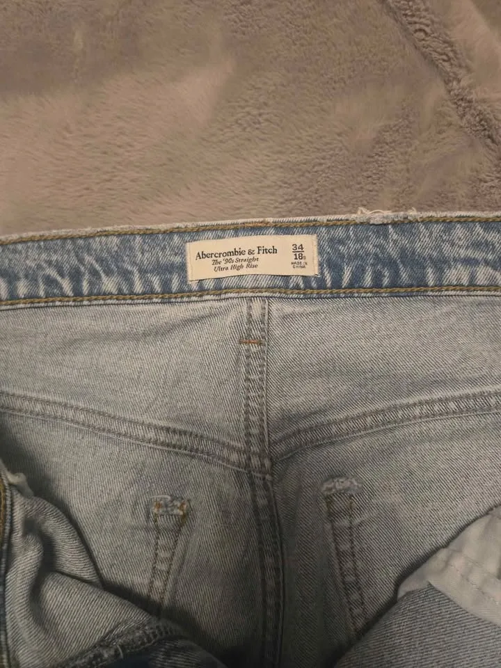 Abercrombie Ultra High Rise 90s Straight Leg Jean medium (light) image indicator(3)
