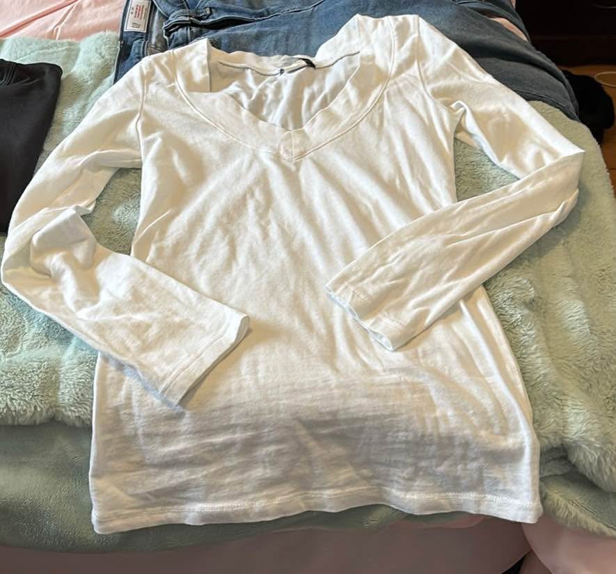 White V neck top from stitches - photo 2