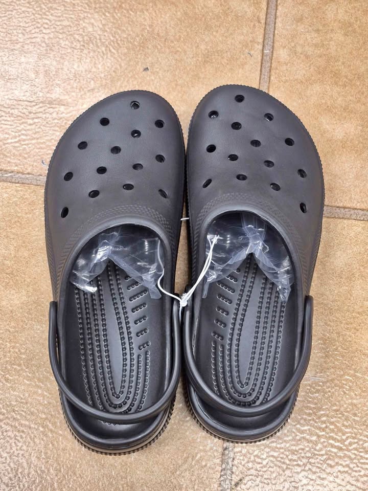 Men's Size 10 Generic Clogs
