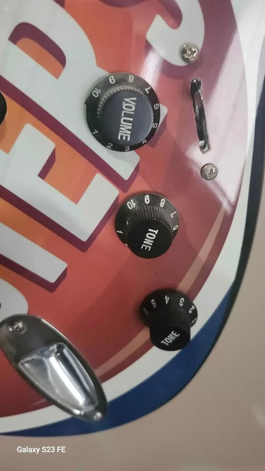 Dave and Busters Electric Guitar , Working image indicator(4)