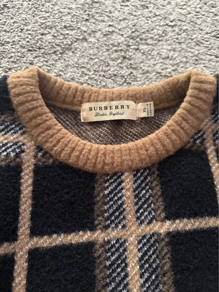 Burberry Sweater image indicator(3)
