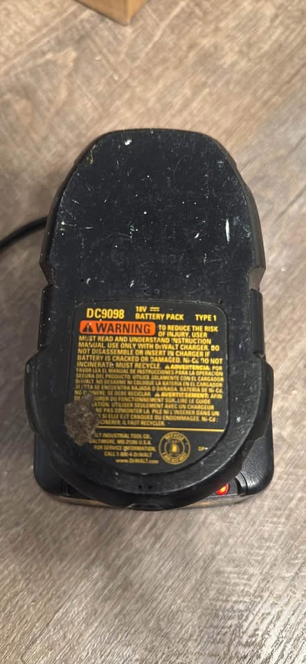 Dewalt 18v battery and charger - photo 2