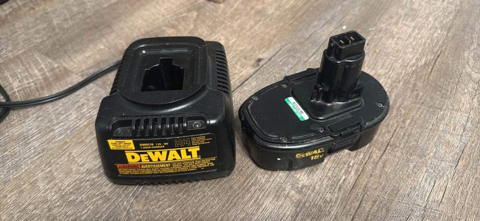 Dewalt 18v battery and charger - photo 3