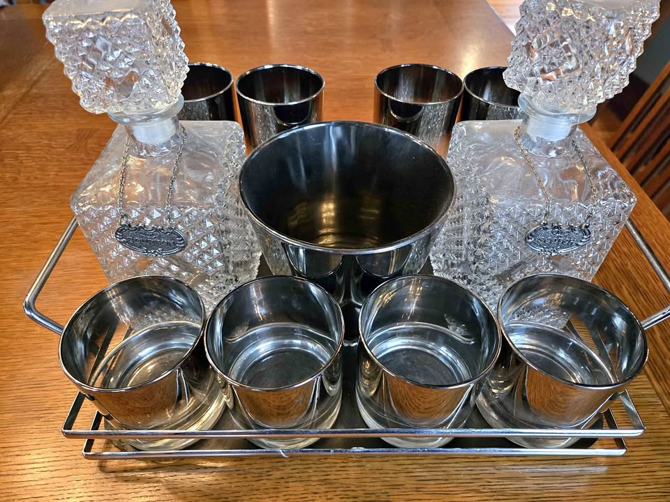 Vintage MCM Dorothy Thorpe style Bar set