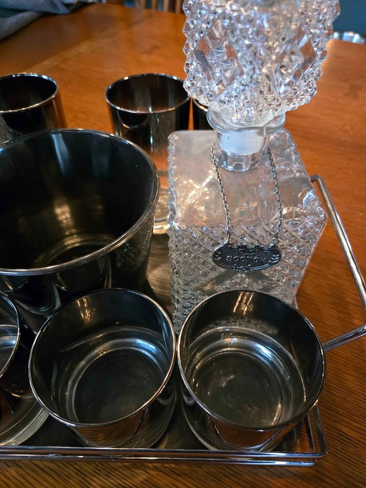 Vintage MCM Dorothy Thorpe style Bar set - photo 3