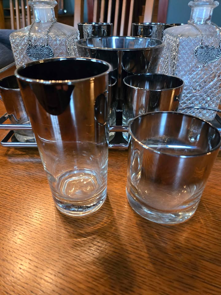 Vintage MCM Dorothy Thorpe style Bar set - photo 4