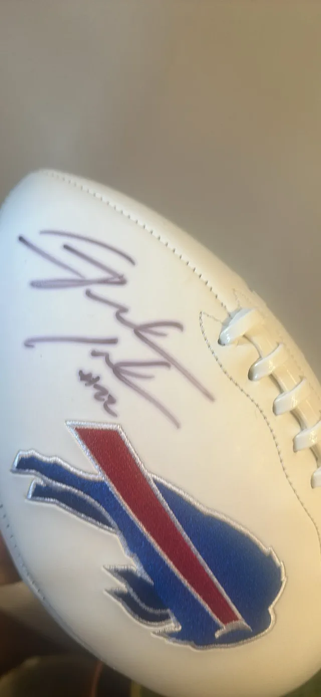 Signed footballs image indicator(3)