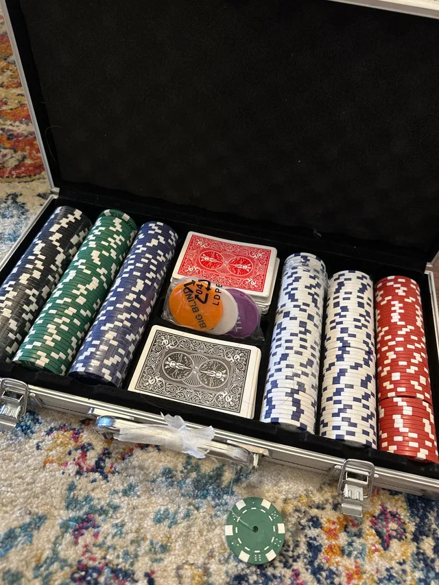 Poker chips set thumbnail