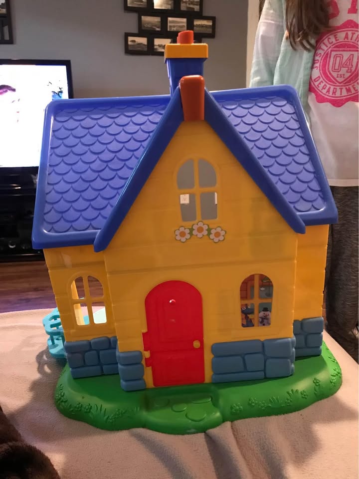 Doll house and figurines - photo 3
