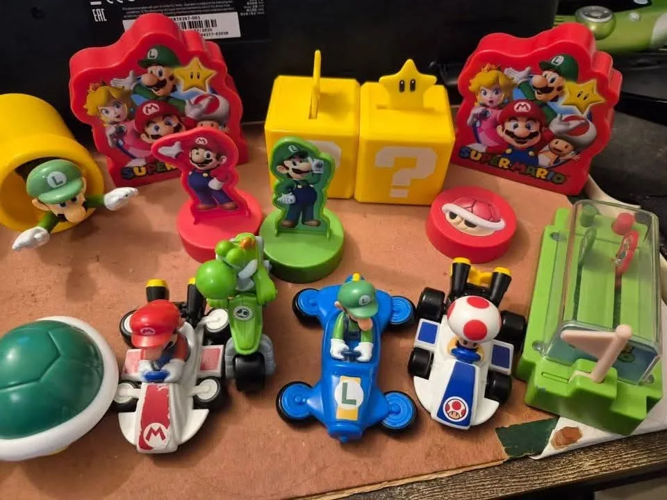 Super Mario toy lot - McDonalds image indicator(3)