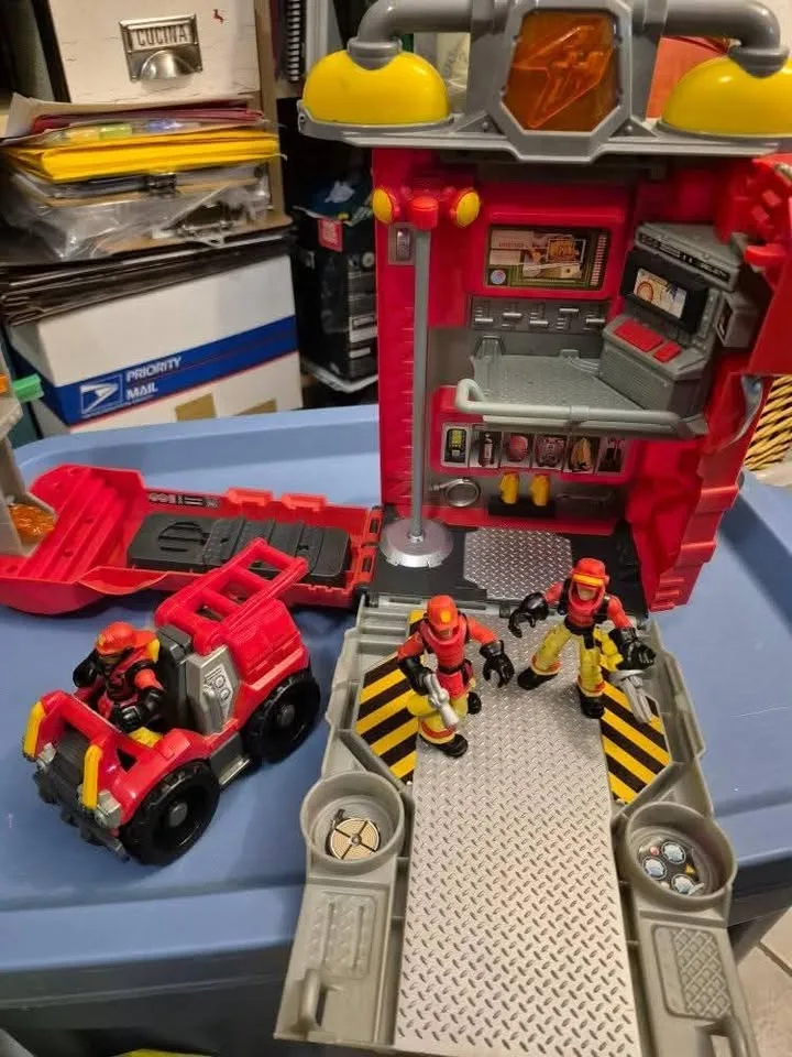 PLAYSKOOL Action Heroes backpack playset image indicator(4)