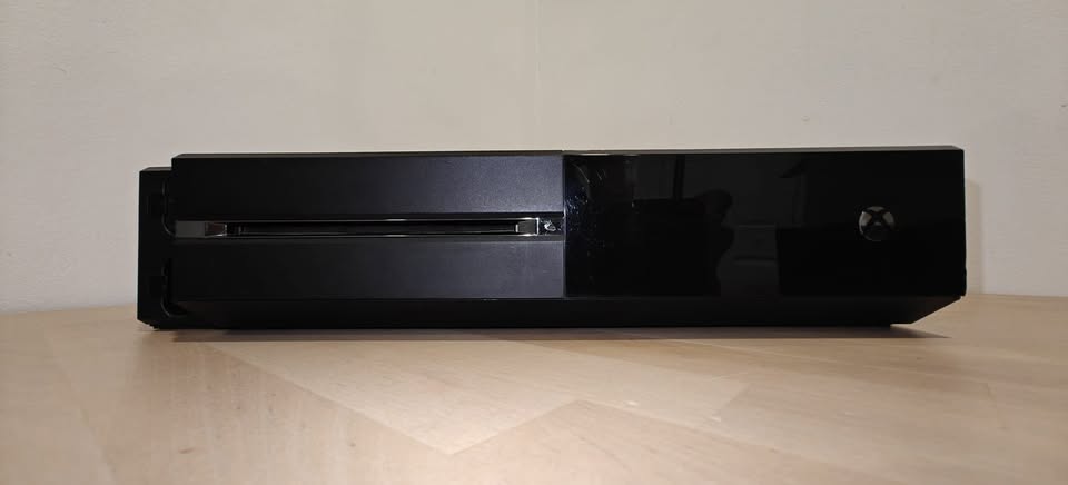 Xbox One (Model 1540) – 500GB – Good Condition - photo 2