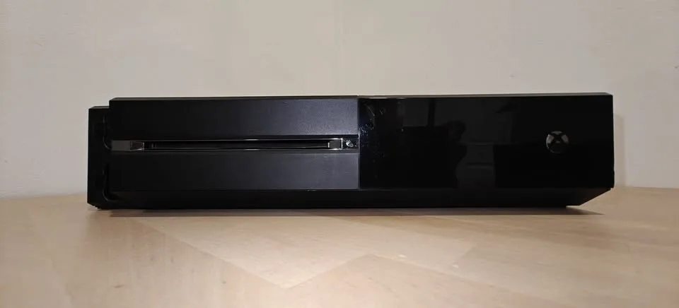 Xbox One (Model 1540) – 500GB – Good Condition image indicator(2)