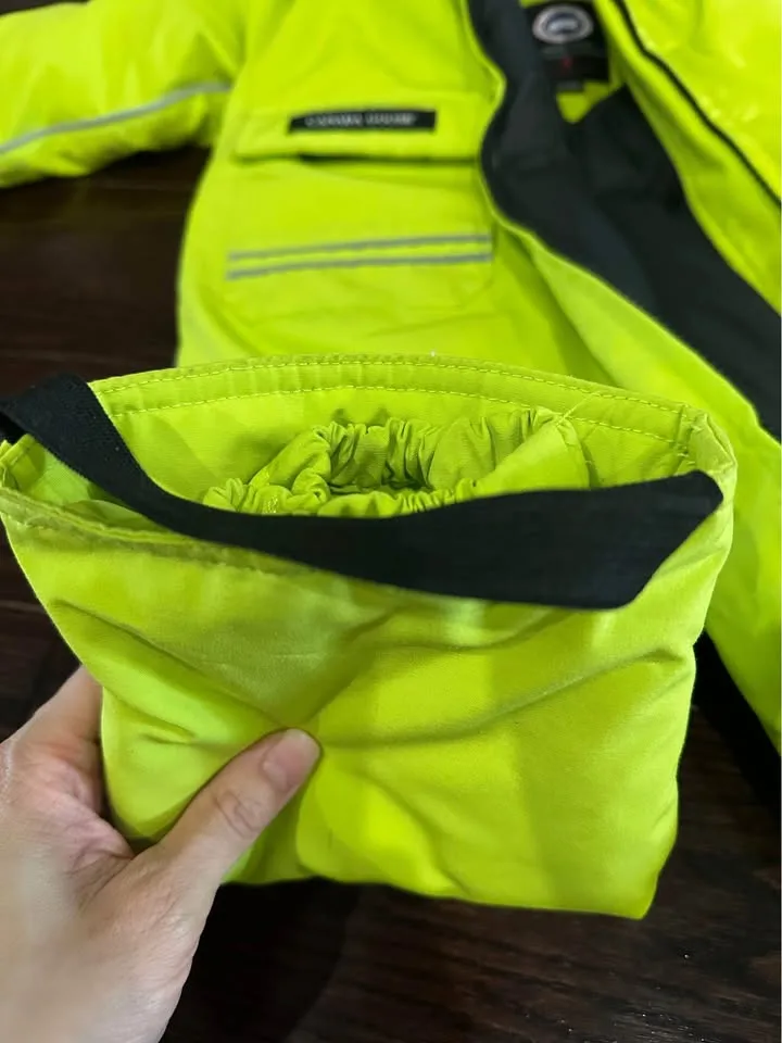 Canada Goose Baby Snowsuit 18-24 months image indicator(5)