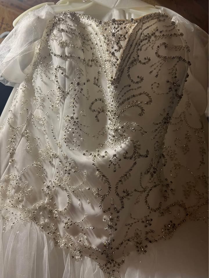 Pure white ball gown - photo 2