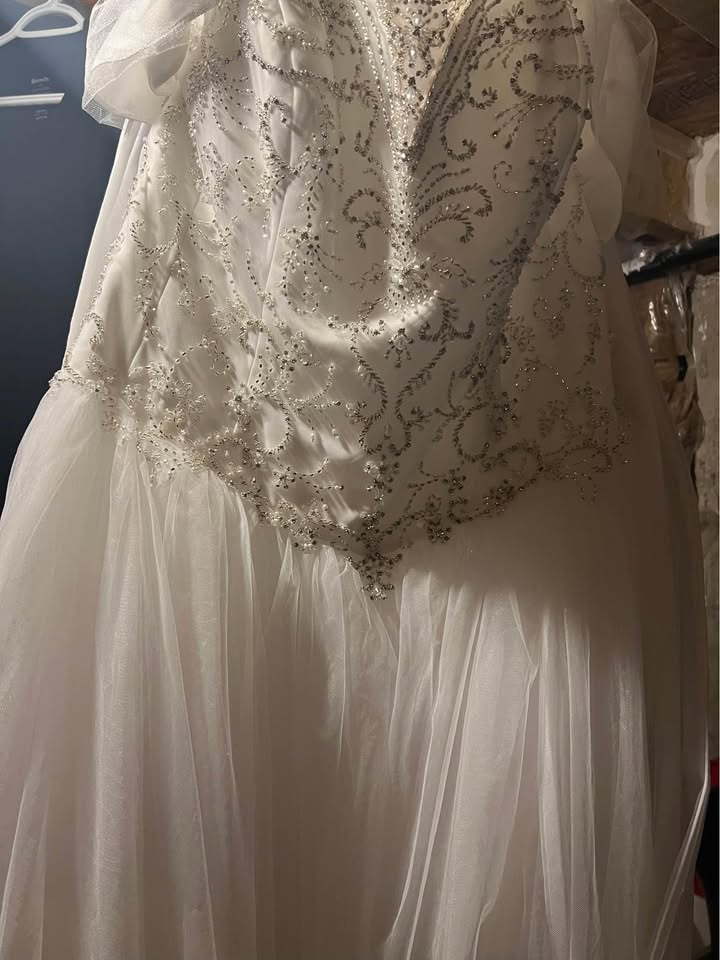 Pure white ball gown - photo 3